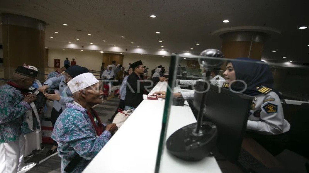 Jamaah calon haji yang akan melakukan penerbangan perdana melakukan pemeriksaan dokumen di bandara BIJB Kertajati, Majalengka, Minggu (28/5/2023) malam. (ANTARA FOTO/Dedhez Anggara/nz)