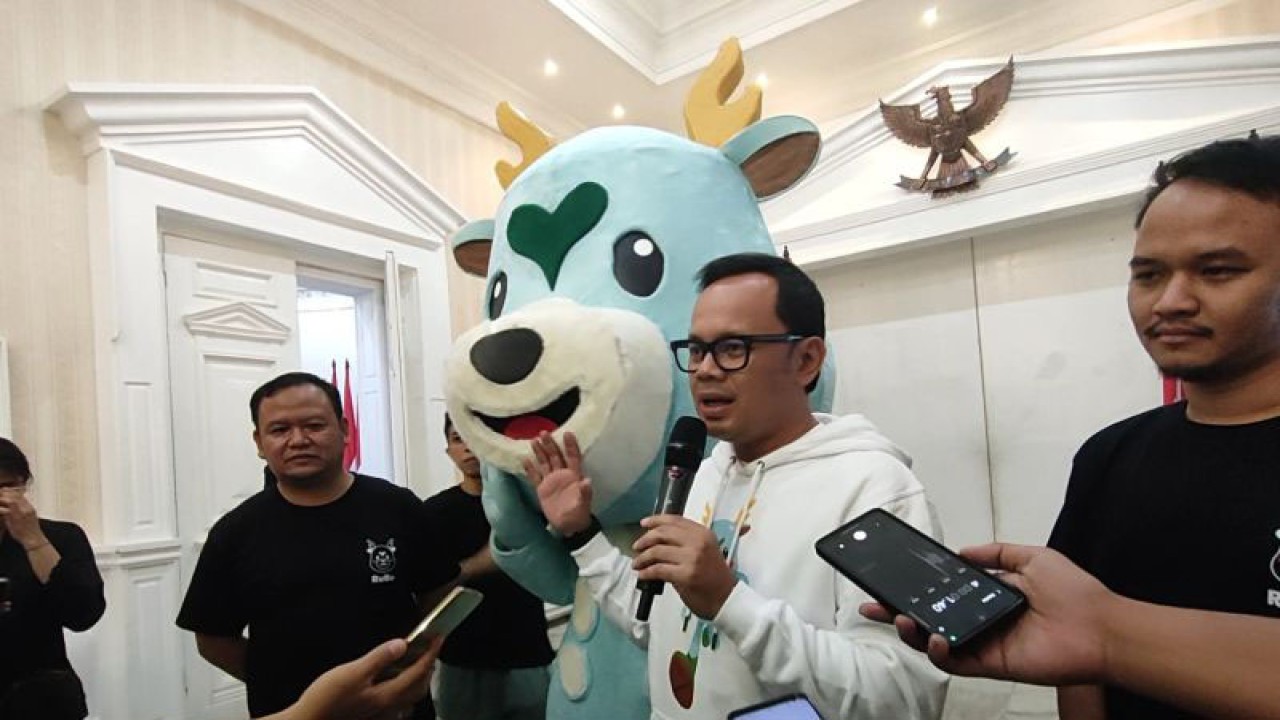 Wali Kota Bogor, Jawa Barat Bima Arya Sugiarto saat meluncurkan maskot Kota Bogor Rusa Bogor (RuBo) di Balai Kota Bogor, Sabtu (3/6/2023). (ANTARA/Linna Susanti)