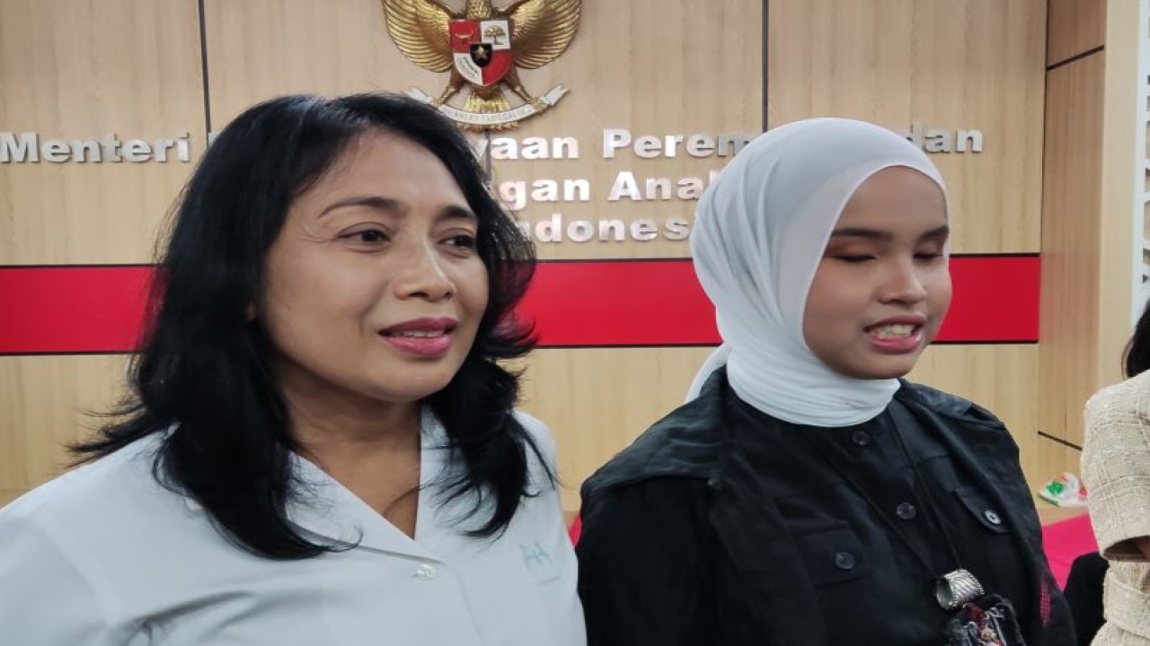 Menteri Pemberdayaan Perempuan dan Perlindungan Anak Bintang Puspayoga (kiri) bersama penyanyi Putri Ariani di Jakarta, Senin (12/6/2023). (ANTARA/ Anita Permata Dewi)
