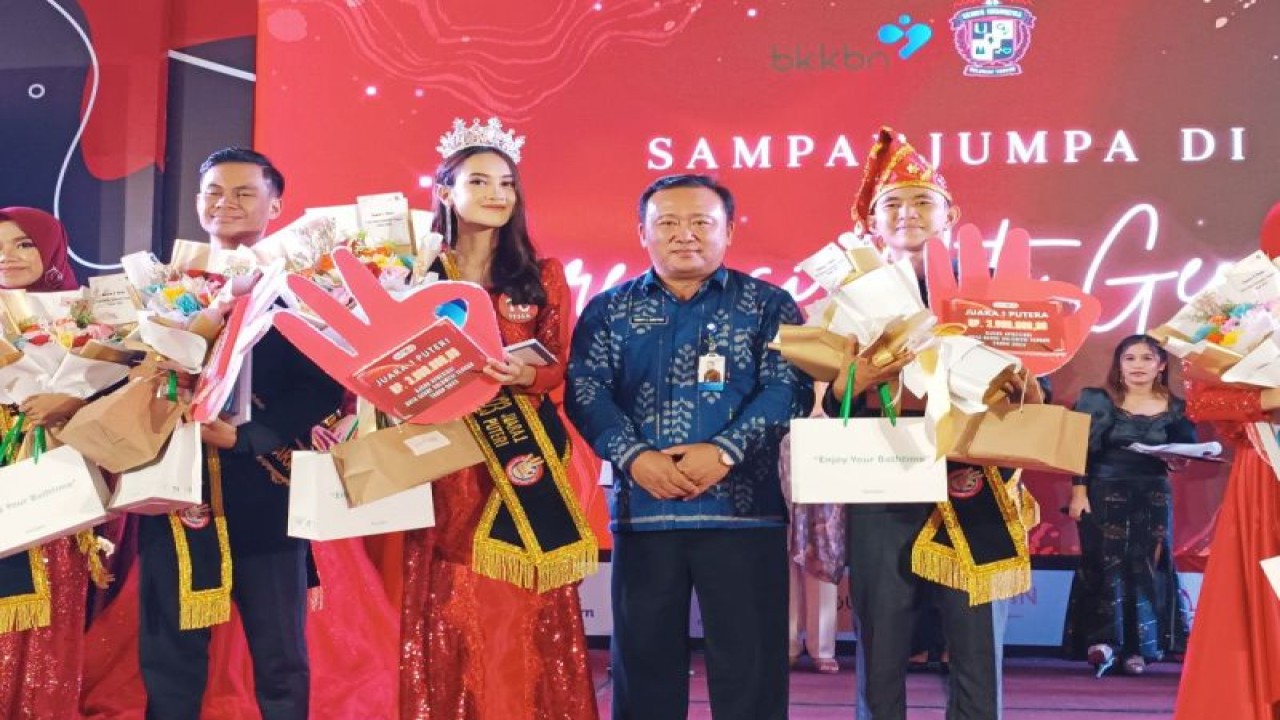 Kepala Perwakilan BKKBN Sulteng, Tenny Calvenny Sariton bersama Duta GenRe Sulteng 2023 pada malam apresiasi Duta GenRe di Kota Palu, Sabtu (13/5/2023). (ANTARA/HO-Inul)