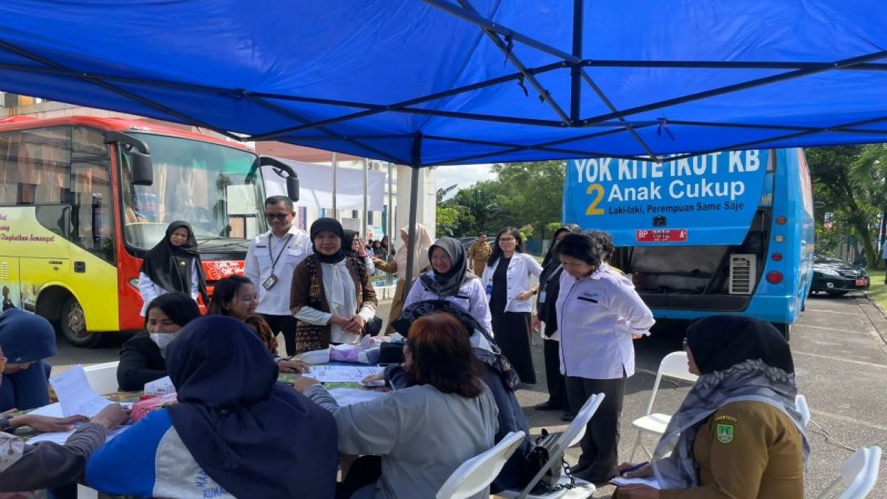 Deputi Bidang Keluarga Berencana (KB) Kesehatan Reproduksi (KR) BKKBN Eni Gustina saat meninjau kegiatan kampanye KIE cegah stunting dan pelayanan KB di Kota Batam, Kepri (ANTARA/HO-BKKBN Kepri)