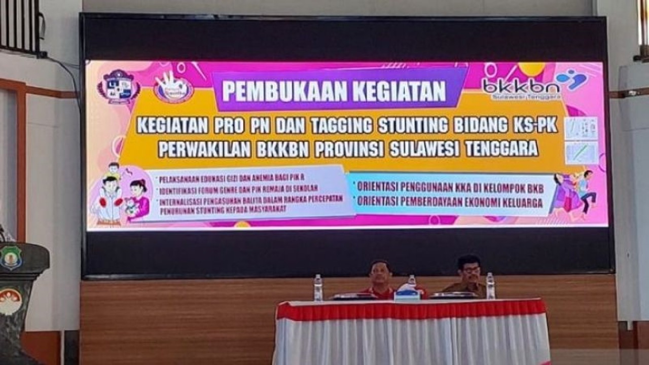 Kepala BKKBN Sultra, Asmar, saat menyampaikan sambutan sosialisasi Program Prioritas Nasional (ProPN) dan Tagging Stunting dengan menyasar kader Tri Bina, UPPKA dan kelompok Remaja sebagai upaya percepatan penurunan stunting, Di Aula Kantor Bupati Bombana, Selasa. (Foto ANTARA/HO-BKKBN Sultra)