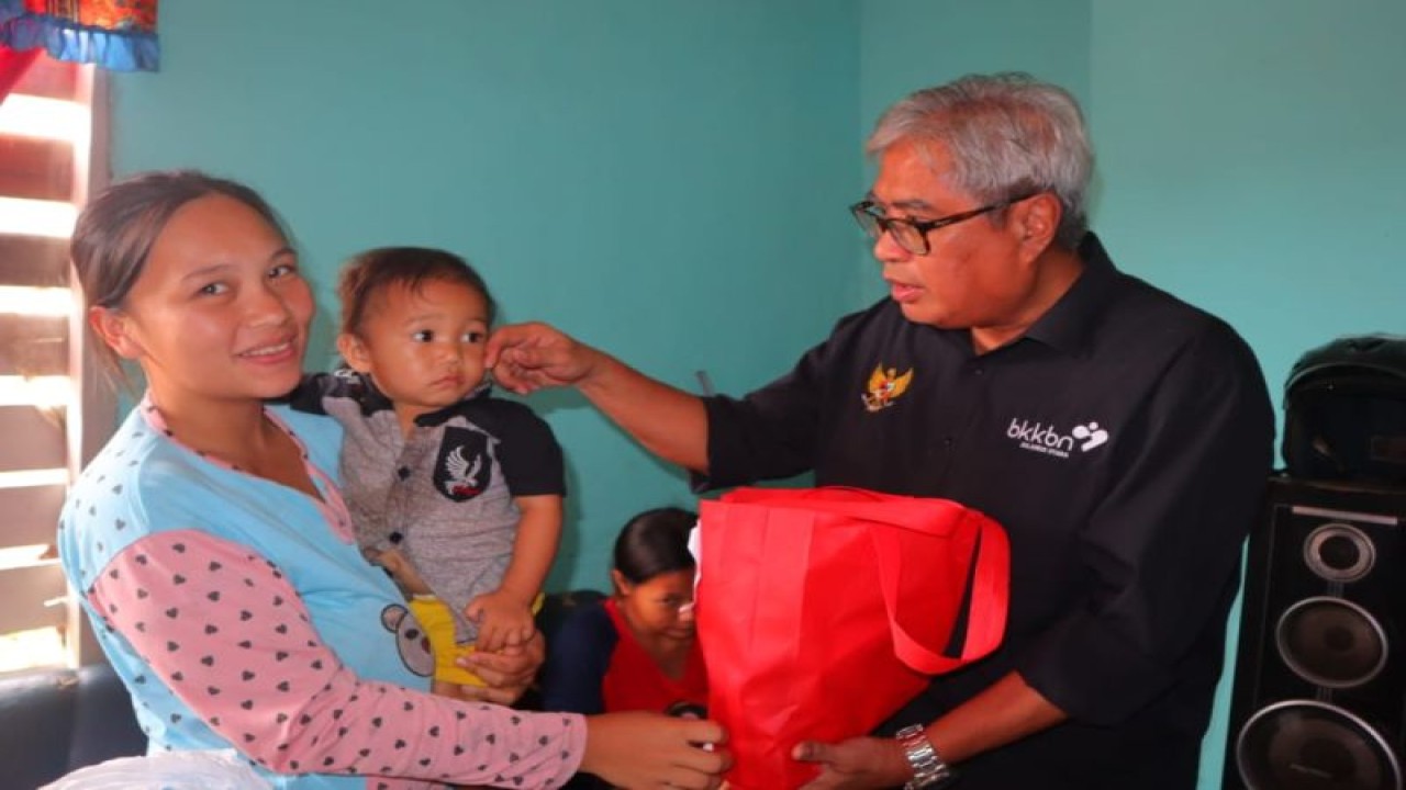 Perwakilan Badan Kependudukan dan Keluarga Berencana Nasional (BKKBN) Sulawesi Utara dan Pemkab Minahasa bersinergi tekan angka stunting di wilayah tersebut. Kaper BKKBN Sulut Diano T Tandaju mengunjungi keluarga di Minahasa dalam program penurunan angka stunting. ANTARA/HO-BKKBN (1)