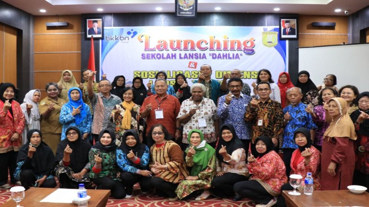Kepala Perwakilan BKKBN Provinsi Papua Nerius Auparani ketika hadir bersama sejumlah lansia dalam peresmian sekolah lansia pertama di Papua pada Selasa (6/6/2023). (ANTARA/HO-BKKBN)