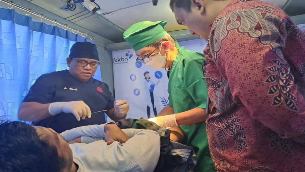 Seorang dokter yang membantu BKKBN memberikan pelayanan KB kepada para akseptor pria di Banjarmasin pada Selasa (6/6/2023) lalu. (ANTARA/HO-BKKBN)