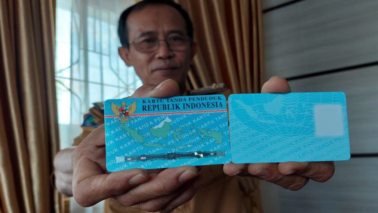 Petugas Dinas Kependudukan dan Pencatatan Sipil Provinsi Bengkulu menunjukkan stok blanko e-KTP untuk Provinsi Bengkulu, di Bengkulu, Senin. (ANTARA/Boyke Ledy Watra)