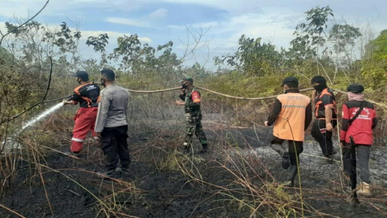 Ilustrasi - Tim Pusdalops BPBD Kabupaten Penajam Paser Utara, memadamkan api pada 2021, setelah mendapat informasi titik panas dari BMKG Balikpapan. (Antara/HO Pusdalops Kabupaten PPU)