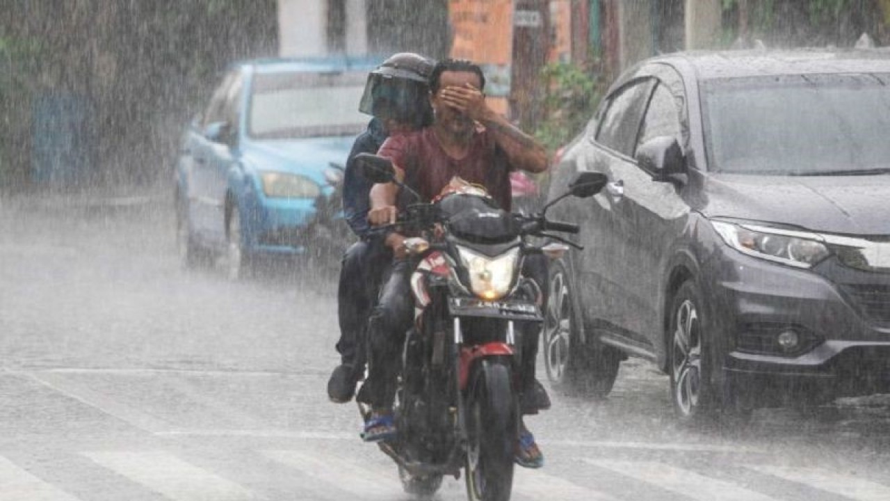 Ilustrasi - Pengendara sepeda motor menerobos hujan di kawasan Alun-alun Selatan, Yogyakarta, Selasa (8/11/2022). (ANTARA FOTO/Andreas Fitri Atmoko/TOM.)