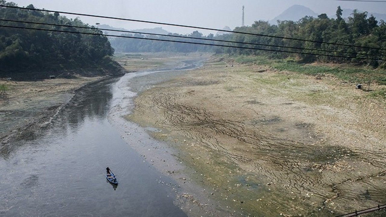 Arsip Foto - Bagian Sungai Citarum di daerah Batujajar, Kabupaten Bandung Barat, Provinsi Jawa Barat, airnya menyusut pada musim kemarau. (ANTARA/Novrian Arbi)