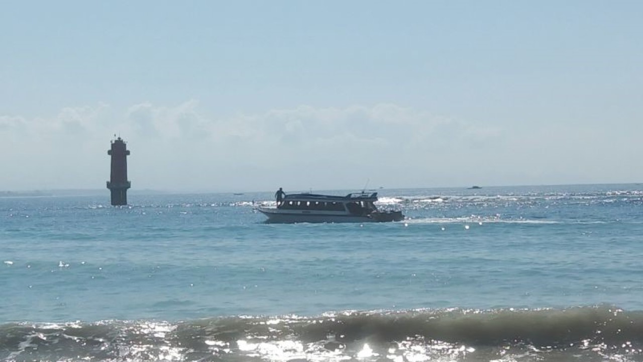 Kapal cepat berlayar menuju Pulau Nusa Penida dari perairan Sanur, Denpasar, Ahad (18/6/2023). (ANTARA/Dewa Ketut Sudiarta Wiguna)