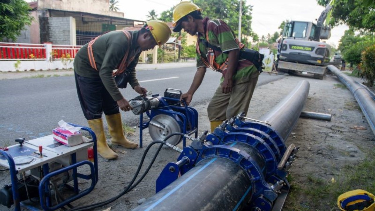 Pekerja menyambung pipa pada proyek pekerjaan rekonstruksi sistem jaringan air baku Palu, Sigi, Donggala (Pasigala) di Desa Rarampadende, Sigi, Sulawesi Tengah, Selasa (16/5/2023). ANTARA FOTO/Basri Marzuki/rwa