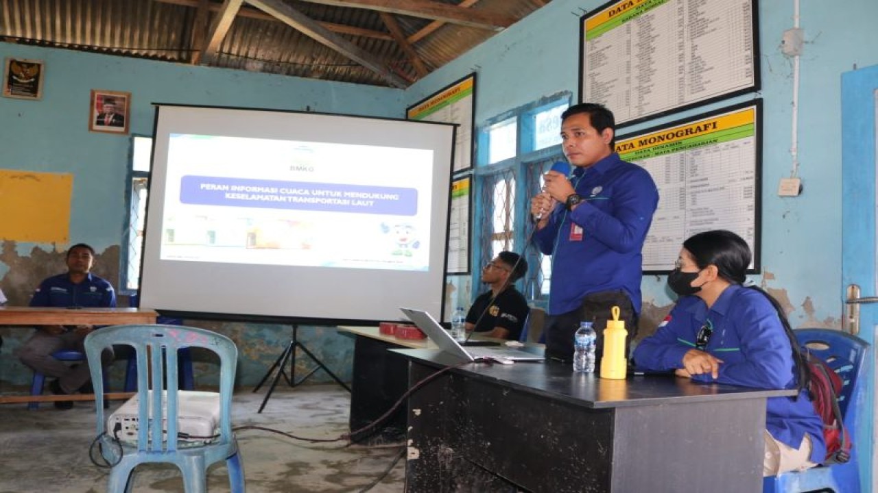 BMKG Stasiun Meteorologi Komodo Labuan Bajo memperluas informasi prakiraan cuaca pada masyarakat pesisir khususnya nelayan di Desa Tanjung Boleng, Kecamatan Boleng, Kabupaten Manggarai Barat, NTT, Sabtu (3/6/2023). (ANTARA/HO-Stasiun Meteorologi Komodo Labuan Bajo)