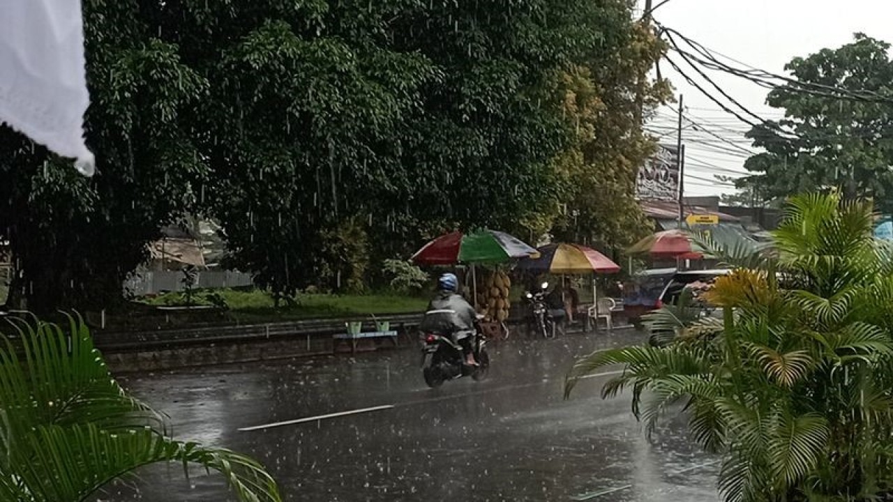 Ilustrasi - Pengendara sepeda motor melintas di Jalan Jenderal Soedirman, Purwokerto, Kabupaten Banyumas, saat terjadi hujan. ANTARA/Sumarwoto