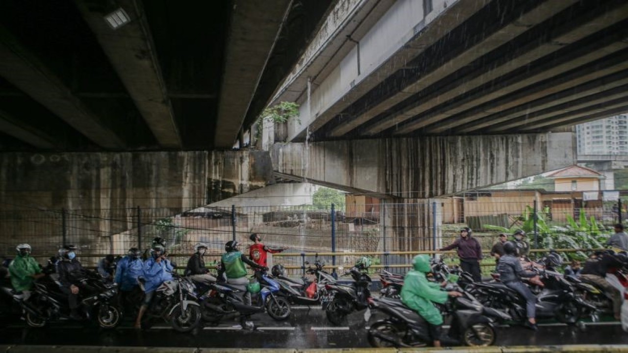 Ilustrasi - Sejumlah pengendara berteduh di bawah jalan layang saat hujan di Jalan Galunggung, Jakarta, Kamis (4/5/2023). ANTARA FOTO/Fauzan/foc