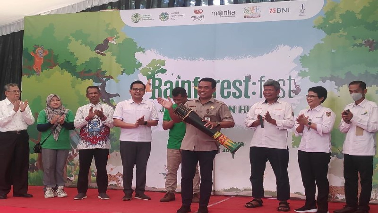 Kepala Dinas Lingkungan Hidup (DLH), Kota Palangka Raya, Provinsi Kalimantan Tengah, Achmad Zaini (menabuh gendang) saat membuka "Rainforest Festival" di Palangka Raya, Rabu (21/6/2023). (ANTARA/M Husein Asyari)