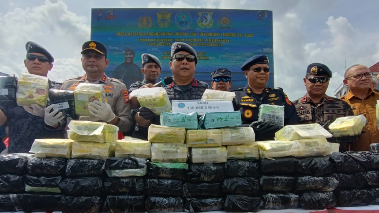 Dokumen - BNN yang di pimpin langsung oleh Kepala BNN RI, Petrus Reinhard Golose berhasil mengamankan sebanyak 130 Kg narkotika jenis Sabu dari hasil Operasi Laut Interdiksi. (Foto ANTARA/Jessica Wuysang)