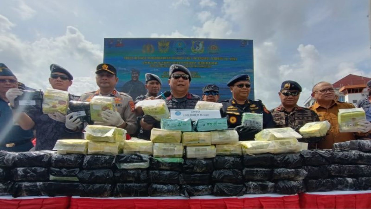 Badan Narkotika Nasional RI menyampaikan hasil pengungkapan penyeludupan peredaran narkotika jaringan internasional pada saat penutupan Operasi Laut Interdiksi 2023, di Pontianak Kalimantan Barat, Selasa (6/6/2023). ANTARA/Jessica Wuysang (Teofilusianto Timotius)
