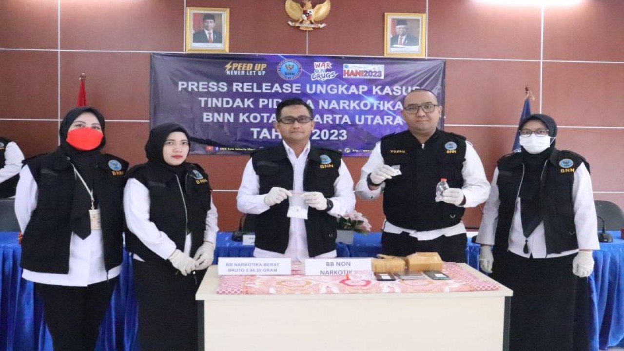Kepala Badan Narkotika Nasional (BNN) Kota Jakarta Utara Komisaris Besar Polisi Bambang Yudistira saat jumpa pers tentang wanita berinisial FS (42) yang jadikan rumah sebagai tempat transaksi narkotika di Warakas I, Tanjung Priok, Senin (12/6/2023). ANTARA/Abdu Faisal