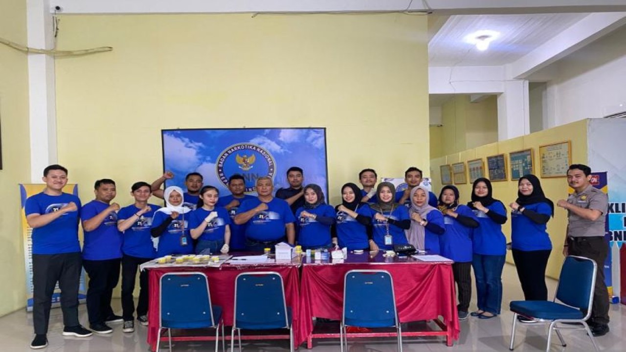 Pegawai BNN Kabupaten Kubu Raya menyerahkan sampel urine yang langsung diperiksa oleh petugas, di  Sungai Raya, Selasa (20/6/2023).  ANTARA/Rendra Oxtora