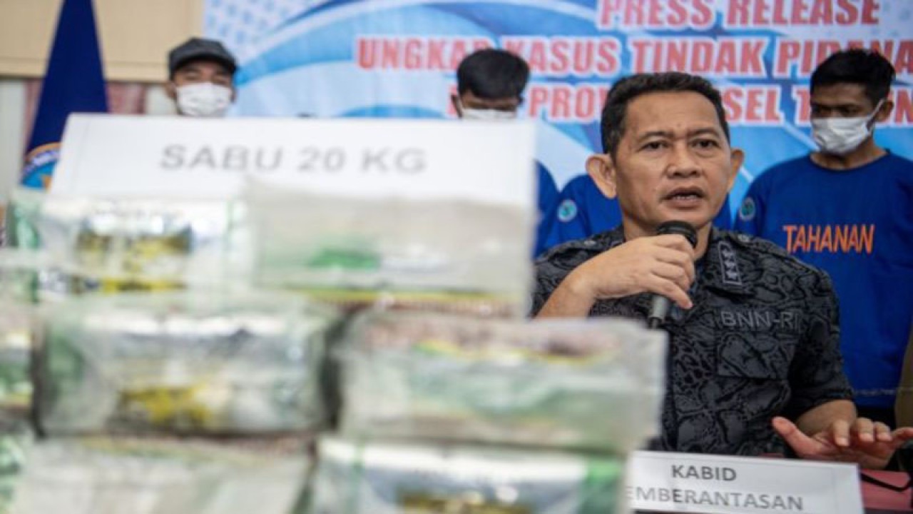 Kepala Bidang Pemberantasan dan Intelijen BNNP Sumatera Selatan Kombes Adi Harpaus (kanan depan) memberikan keterangan kepada wartawan saat rilis pengungkapan kasus narkotika jenis sabu di BNN Provinsi Sumatera Selatan, Palembang, Jumat (23/6/2023). (ANTARA FOTO/ Nova Wahyudi)