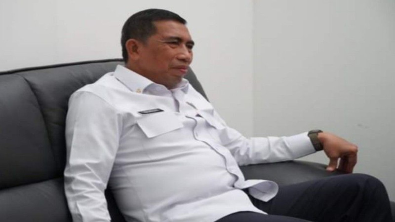 Kepala BNN Provinsi Sulbar, Brigjen Polisi Drs Guruh Achmad Fadiyanto mengajak masyarakat Sulbar  hidup sehat tanpa narkoba dengan mencintai wisata pantai pulau Karampuang Mamuju, Rabu (31/5/2023) ANTARA Foto/ M Faisal Hanapi untuk
