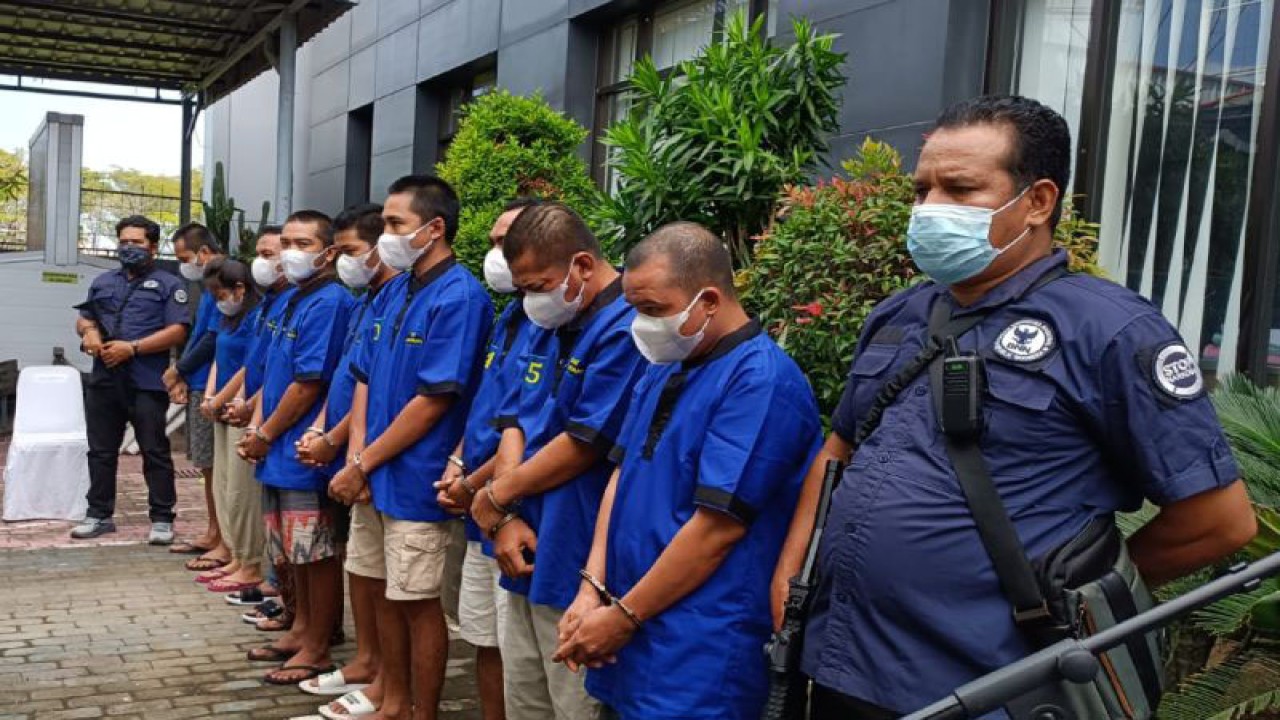 Petugas BNNP NTB mendampingi 11 tersangka dari tujuh kasus peredaran narkoba yang terungkap selama periode Maret s./d. Juni 2023 di Mataram, NTB, Senin (12/6/2023). ANTARA/Dhimas B.P.