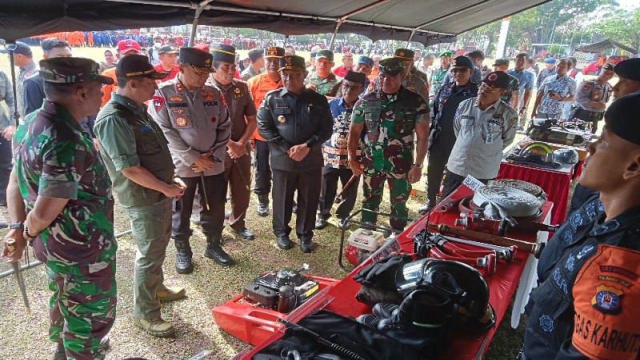 Kapolda Kalteng Irjen Pol Nanang Avianto (tiga dari kiri) bersama Kepala Badan Nasional Penanggulangan Bencana (BNPB) Letjen TNI Suharyanto beserta forkopimda setempat melakukan pengecekan sarpras karhutla sebelum melaksanakan rakor karhutla di komplek kantor Gubernur Kalteng, Kota Palangka Raya, Jumat (16/6/2023). ANTARA/Adi Wibowo