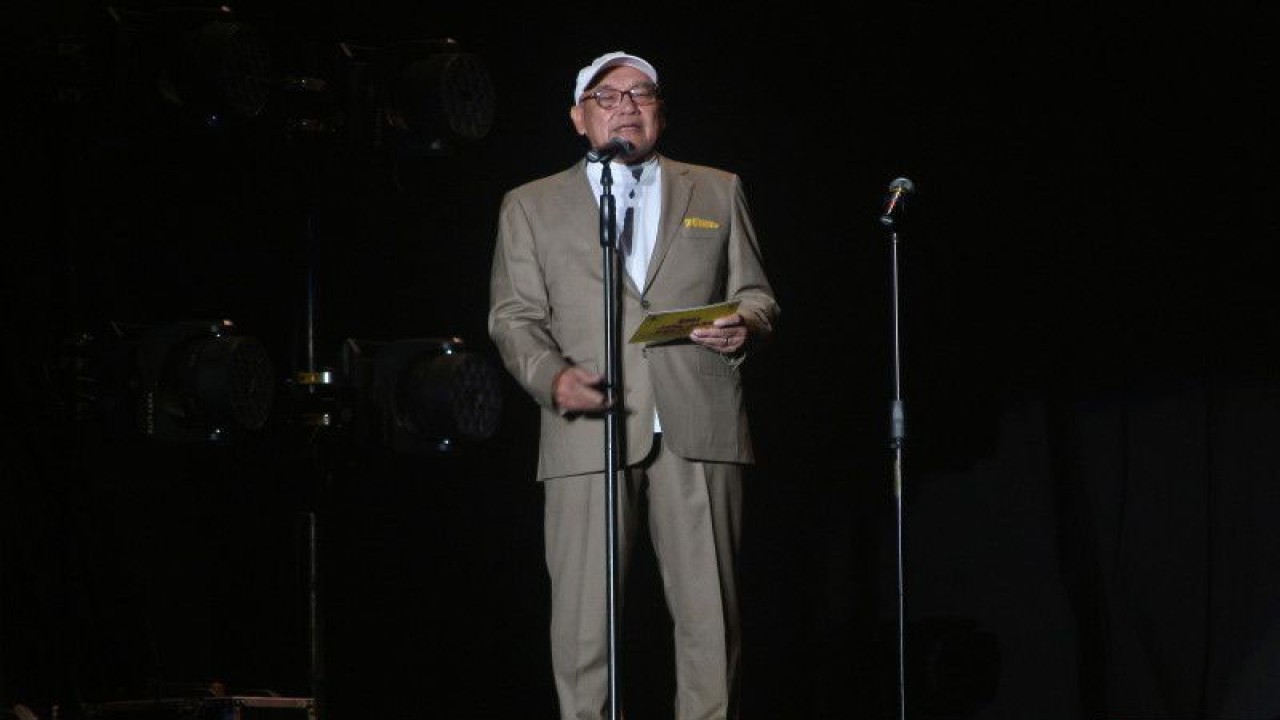 Inisiator dan chairman Java Jazz Festival, Peter Gontha, saat membuka show "Tribute to Bob James" pada perhelatan The Jakarta International BNI Java Jazz Festival 2023 ke-18, Minggu (4/6). (ANTARA/Ahmad Faishal)