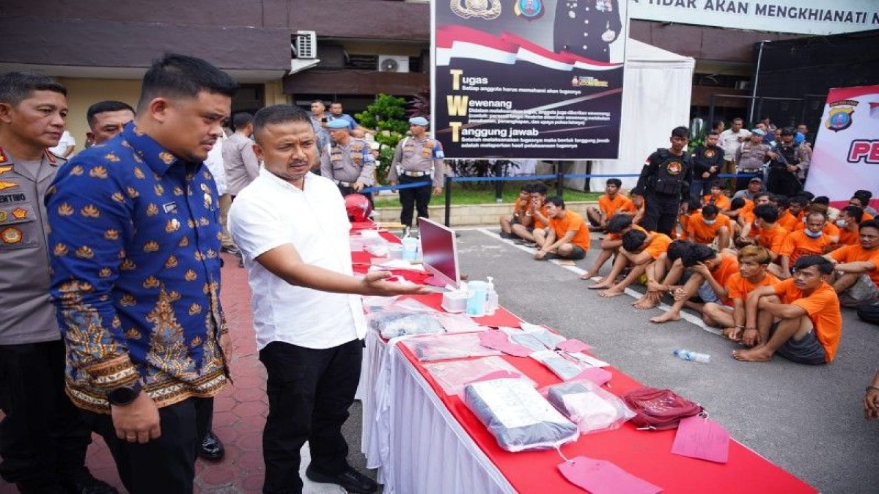 Wali Kota Medan Bobby Nasution (kiri) saat menghadiri pengungkapan kasus kejahatan jalanan di halaman Polrestabes Medan, Kamis (22/6/2023). (ANTARA/HO-Diskominfo Kota Medan)