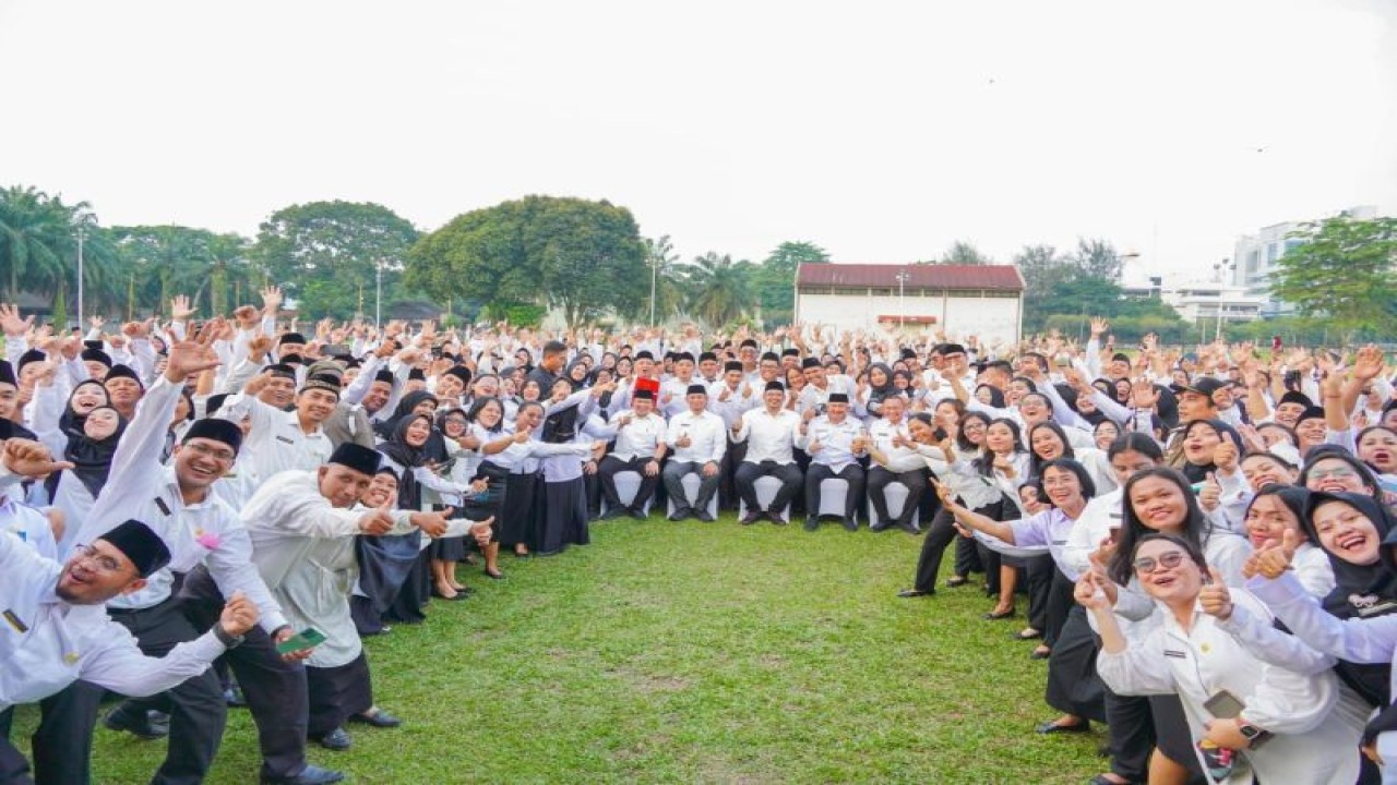 Wali Kota Medan Bobby Nasution foto bersama usai melantik 1.153 Pegawai Pemerintah dengan Perjanjian Kerja (PPPK) di Stadion Mini Universitas Sumatera Utara (USU) Medan, Rabu (21/6). (ANTARA/HO)