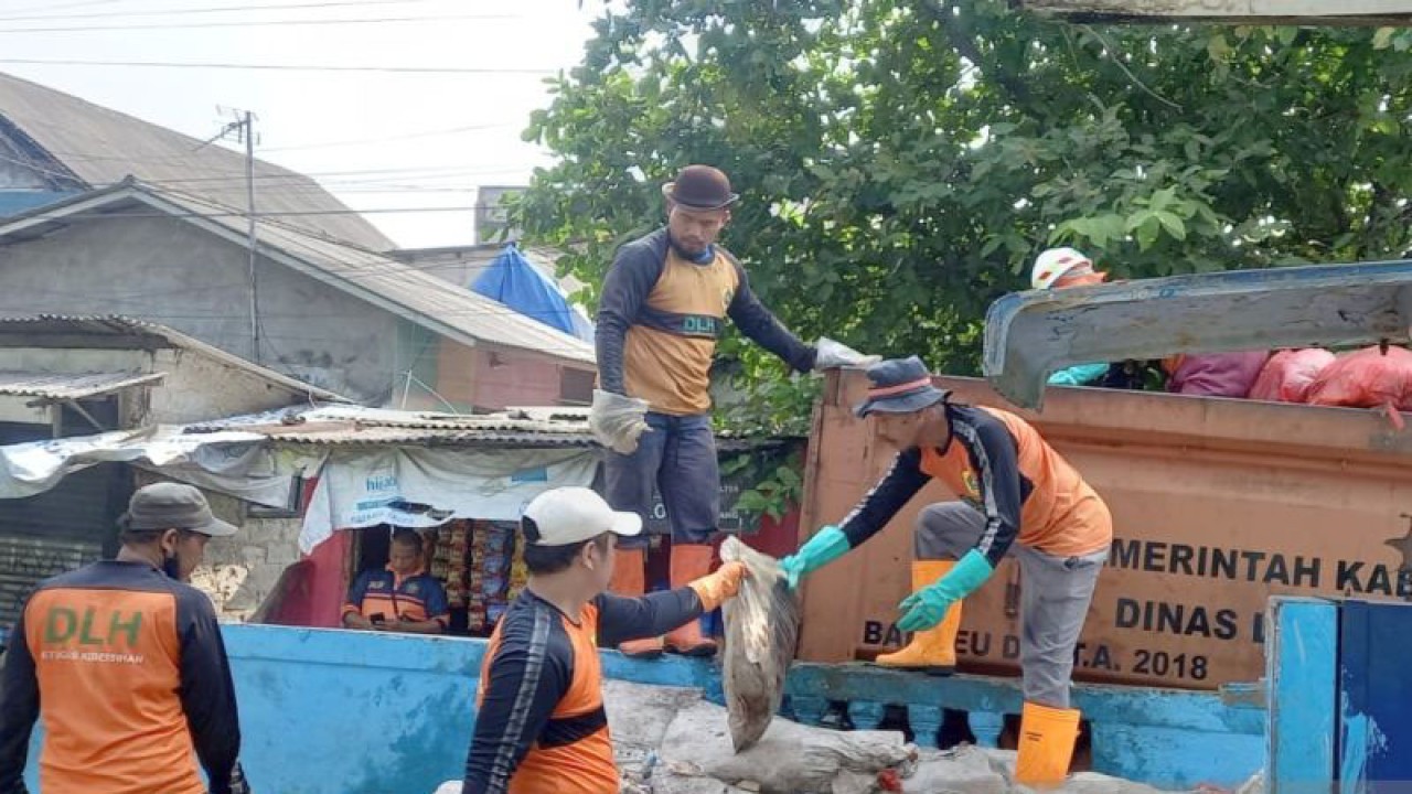 Petugas DLH mengangkut sampah di Desa Bojonggede, Kabupaten Bogor, Jawa Barat, Rabu (14/6/2023). (ANTARA/HO-Humas Pemkab Bogor)