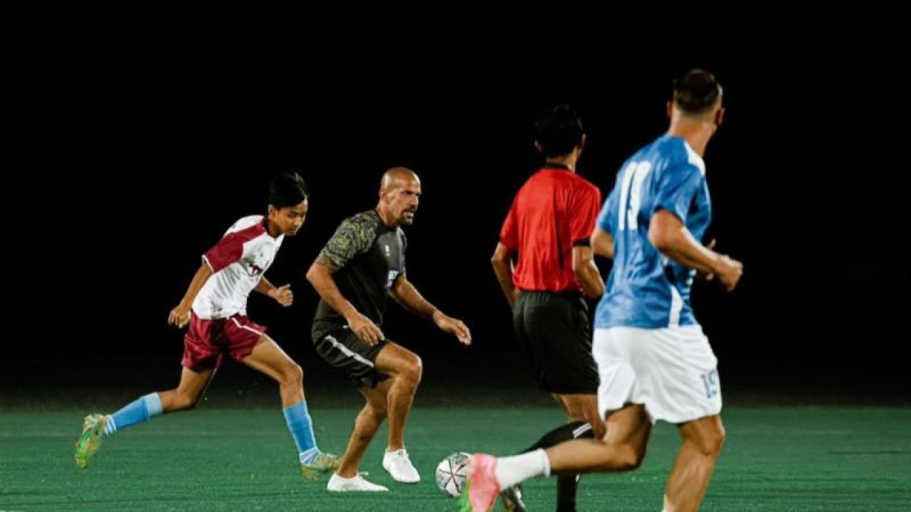 Tangkapan layar - Legenda tim nasional Argentina Juan Sebagian Veron (dua dari kiri) menjajal lapangan pemusatan latihan Bali United bersama sejumlah pemain muda Bali United di Kabupaten Gianyar, Bali, Minggu (4/6/2023) ANTARA/Baliutd