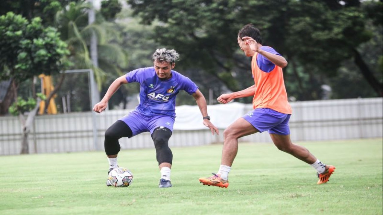 Mantan pemain Persik Kediri Gunawan Dwi Cahyo saat latihan dengan pemain Persik. Manajemen Persik Kediri menggelar pemusatan latihan di Jakarta yang diikuti para pemain dan pelatih menghadapi kompetisi Liga 1 Indonesia musim kompetisi 2023/2024. ANTARA/ HO-Persik Kediri