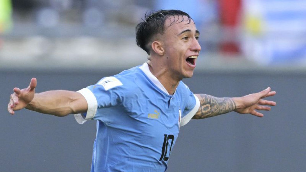 Gelandang timnas Uruguay Franco Gonzalez merayakan kemenangan timnya atas Israel pada pertandingan semifinal Piala Dunia U20 yang dimainkan di Stadion Diego Maradona, La Plata, Jumat (9/6/2023) dini hari WIB. (ANTARA/AFP/JUAN MABROMATA)