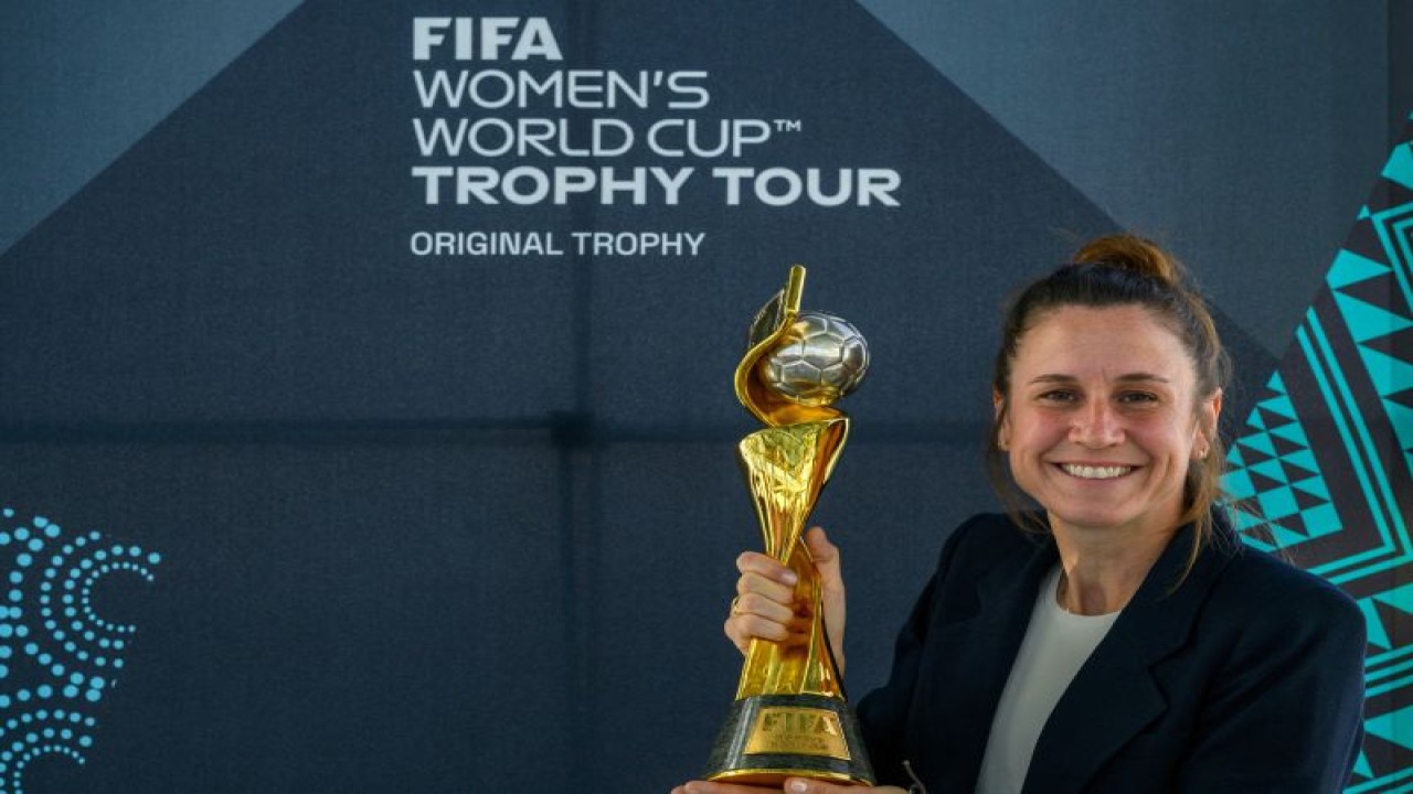 Pemain sepak bola Amerika Serikat Heather O'Reilly menggenggam trofi Piala Dunia Putri pada suatu acara di One Vanderbilt di New York, 14 April 2023. (ANTARA/AFP/ANGELA WEISS)