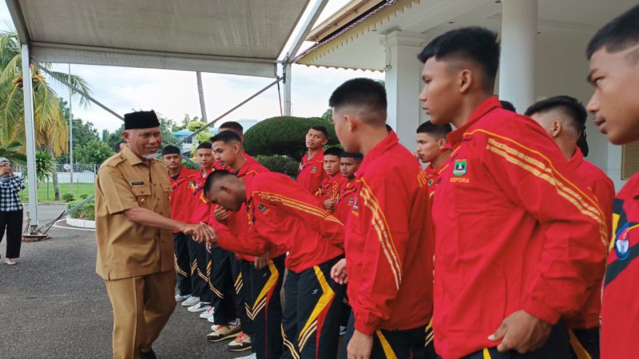 Gubernur Sumbar, Mahyeldi melepas tim PPLP ke Kejurnas di Pekanbaru. (ANTARA/Miko Elfisha)