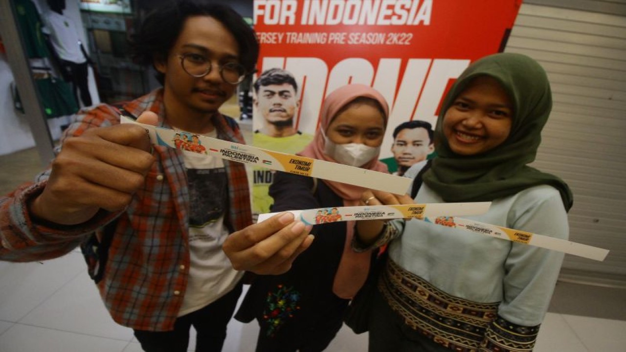 Sejumlah calon penonton menunjukkan tiket FIFA matchday antara Timnas Indonesia melawan Palestina, di Surabaya, Senin (12/6/2023). (ANTARA/Moch Asim)
