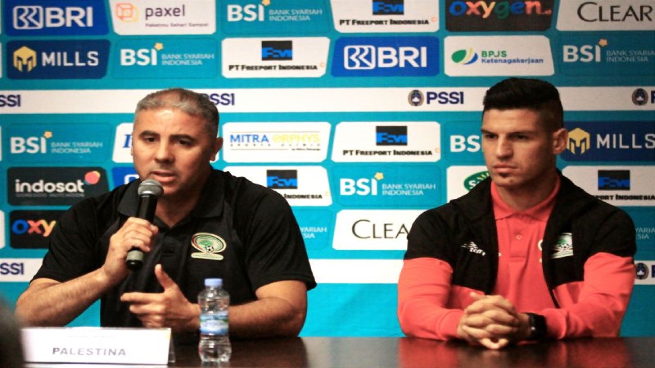 Pelatih Timnas Palestina Makram Daboub (kiri) bersama pemain Tamer Seyam (kanan) saat mengikuti konferensi pers di Surabaya, Selasa (13/6/2023). (ANTARA/Moch Asim)