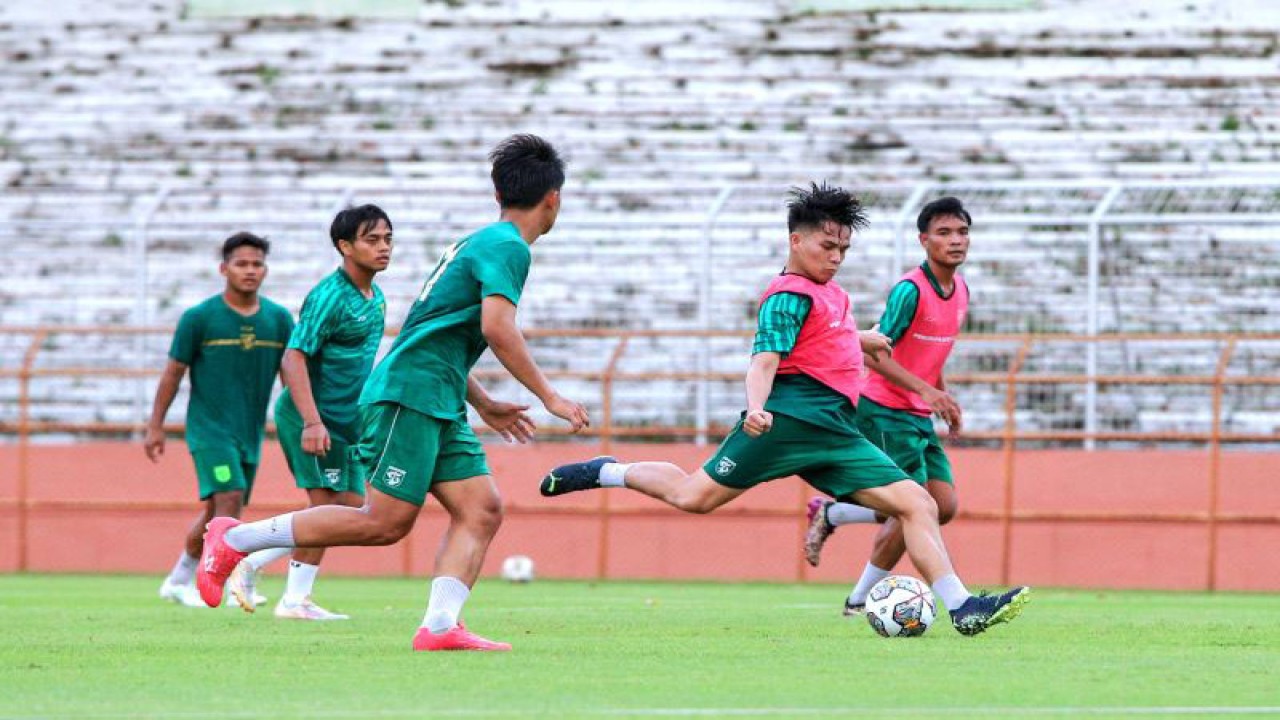 Ilustrasi - Pesepak bola Wildan Ramdhani (kedua kanan) bersiap menendang bola saat digelar latihan perdana tim di Stadion Gelora 10 November Surabaya, Rabu (10/5/2023). (ANTARA/Rizal Hanafi)