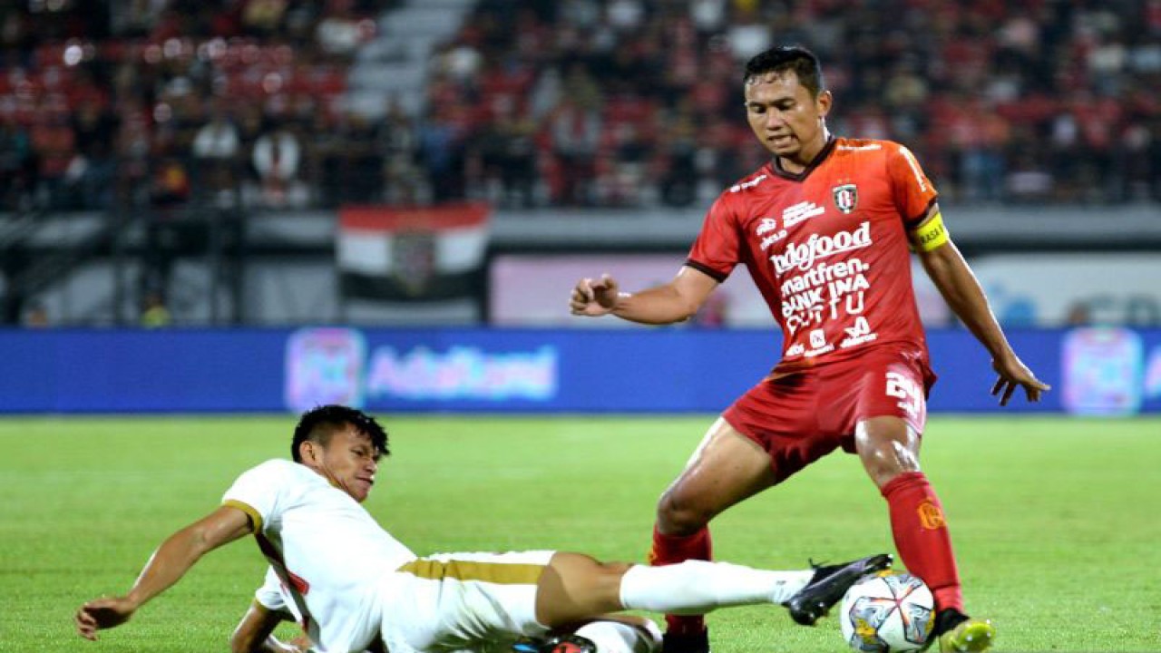 Ilustrasi- Pesepak bola Bali United Ricky Fajrin (kanan) berusaha melewati hadangan pesepak bola PSM Makassar Dzaki Asraf Huwaidi (kiri) saat pertandingan leg pertama babak play off untuk menentukan wakil Indonesia pada Liga Champions Asia 2023/2024 di Stadion Kapten I Wayan Dipta, Gianyar, Bali, Selasa (6/6/2023). ANTARA FOTO/Fikri Yusuf/aww.