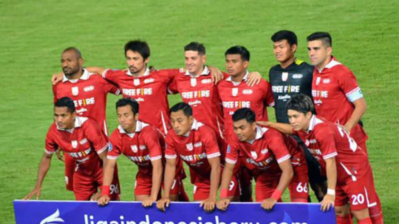 Ilustrasi - Tim Persis foto bersama sebelum pertandingan di Stadion Manahan Solo, Jateng. (ANTARA/Bambang Dwi Marwoto)