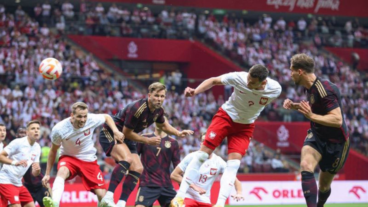 Penyerang Polandia Arkadiusz Milik saat menyundul bola dalam pertandingan persahabatan melawan Jerman di Warsaw pada 17 Juni 2023. ANTARA/AFP/Andrzej Iwanczuk