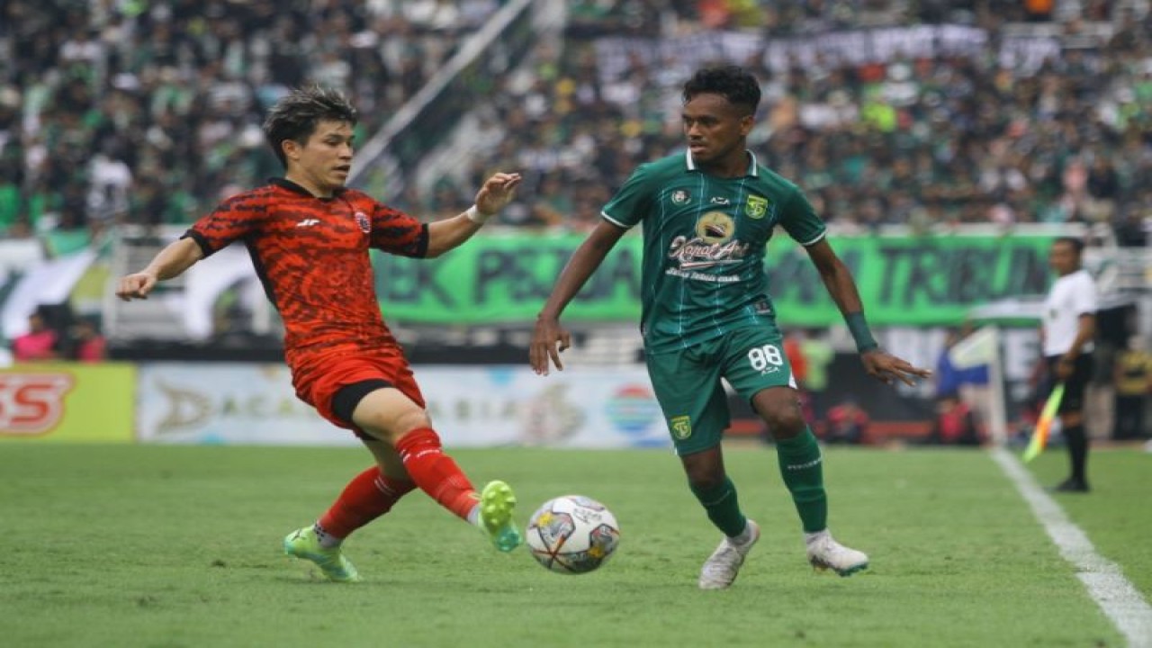 Pemain Persija Ryo Matsumura (kiri) berhadapan dengan pemain Persebaya Alwi Salamat dalam laga yang bertajuk "Anniversary Game" di Stadion Gelora Bung Tomo Surabaya, Minggu (18/6/2023) sore. (ANTARA/Moch Asim)
