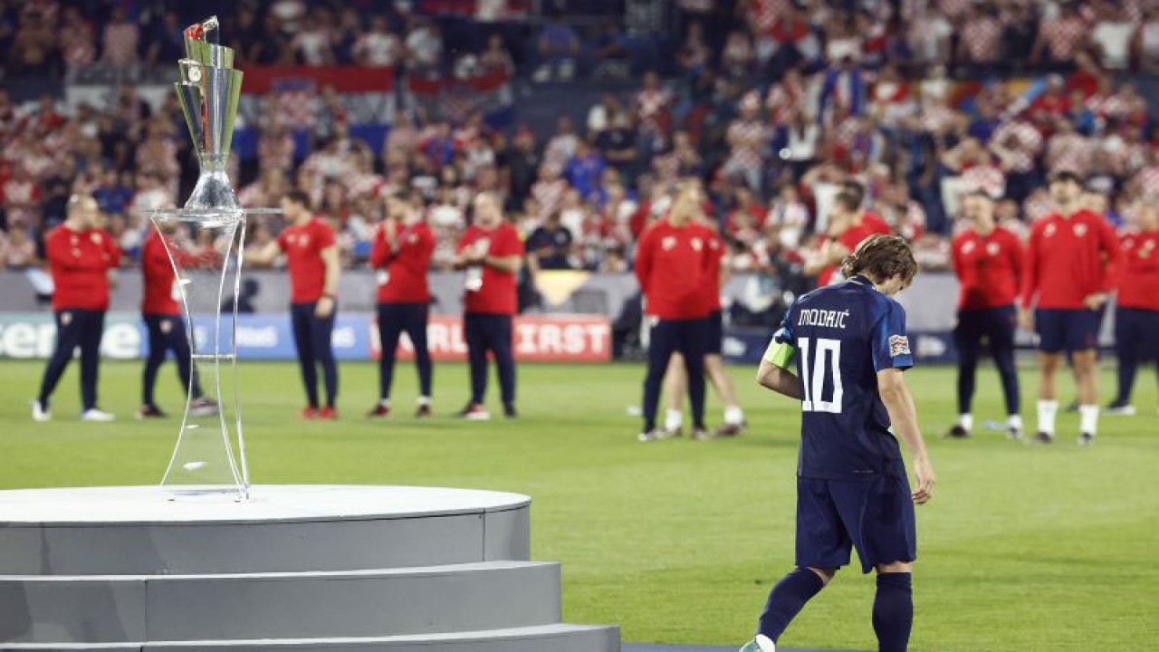 Pesepak bola Kroasia Luka Modric berjalan di lapangan usai laga final UEFA Nations League 2023 antara Kroasia dan Spanyol di Feyenoord Stadium, Rotterdam, Belanda, Minggu (18/6/2023). Spanyol menang atas Kroasia melalui adu penalti dengan skor 5-4. ANTARA FOTO/REUTERS/Piroschka Van De Wouw/foc.