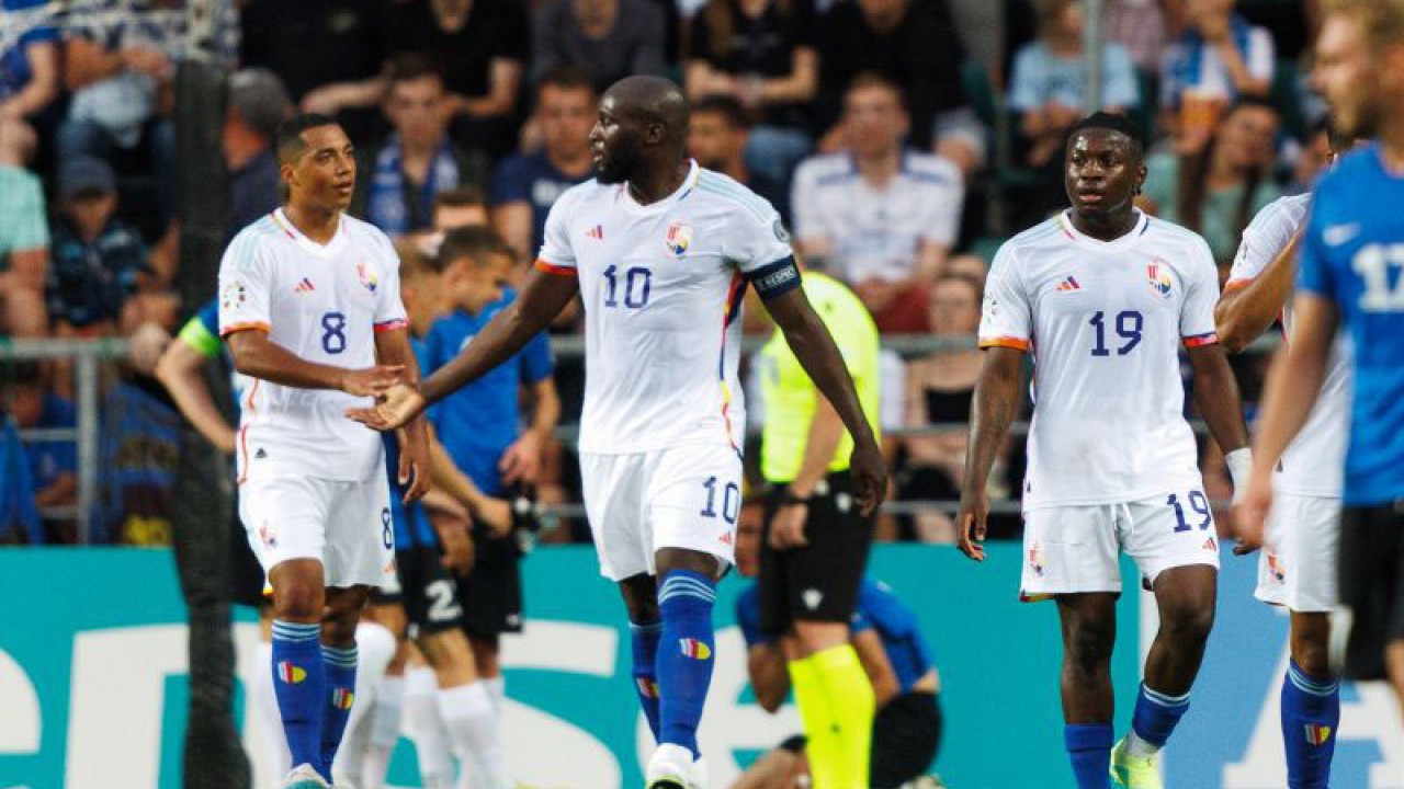 Selebrasi Romelu Lukaku (kedua kiri) melakukan selebrasi dengan rekan setimnya setelah mencetak gol untuk Belgia dalam pertandingan Grup F kualifikasi Euro 2024 melawan Estonia pada 21 Juni 2023. ANTARA/AFP/RAUL MEE