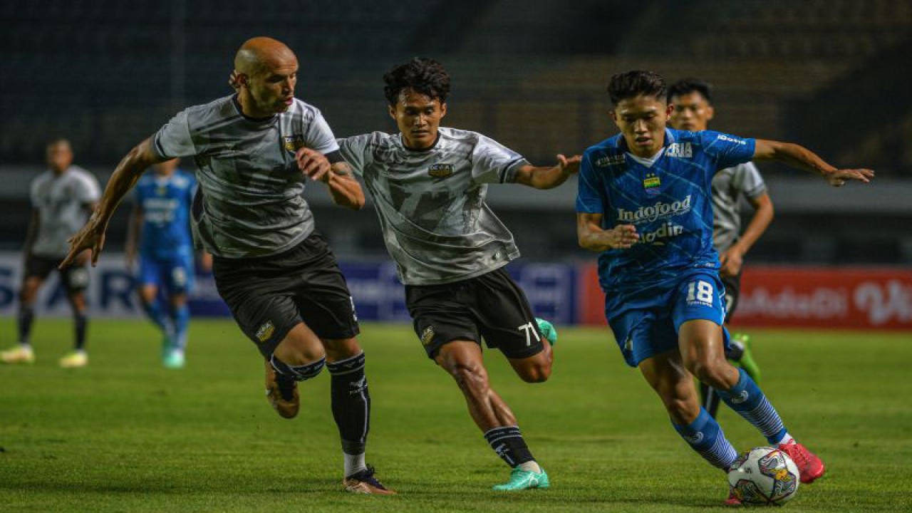 Ilustrasi - Pesepakbola Persib Bandung Ferdiansyah (kanan) berebut bola dengan pesepakbola Dewa United Risto Mitrevski (kiri) dan Iqbal Al Ghuzat (tengah) saat laga uji coba di Stadion Gelora Bandung Lautan Api, Gedebage, Bandung, Jawa Barat, Kamis (15/62023). ANTARA FOTO/Raisan Al Farisi/rwa.