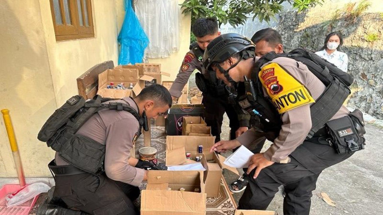 Polisi melakukan pengecekan ratusan botol minuman berlalkohol tanpa disertai surat izin sebagaia barang bukti di sebuah rumah kontrakan Ngguwosari Kecamatan Jebres Solo, Jawa Tengah, Jumat (9/6/2023). ANTARA/Bambang Dwi Marwoto.