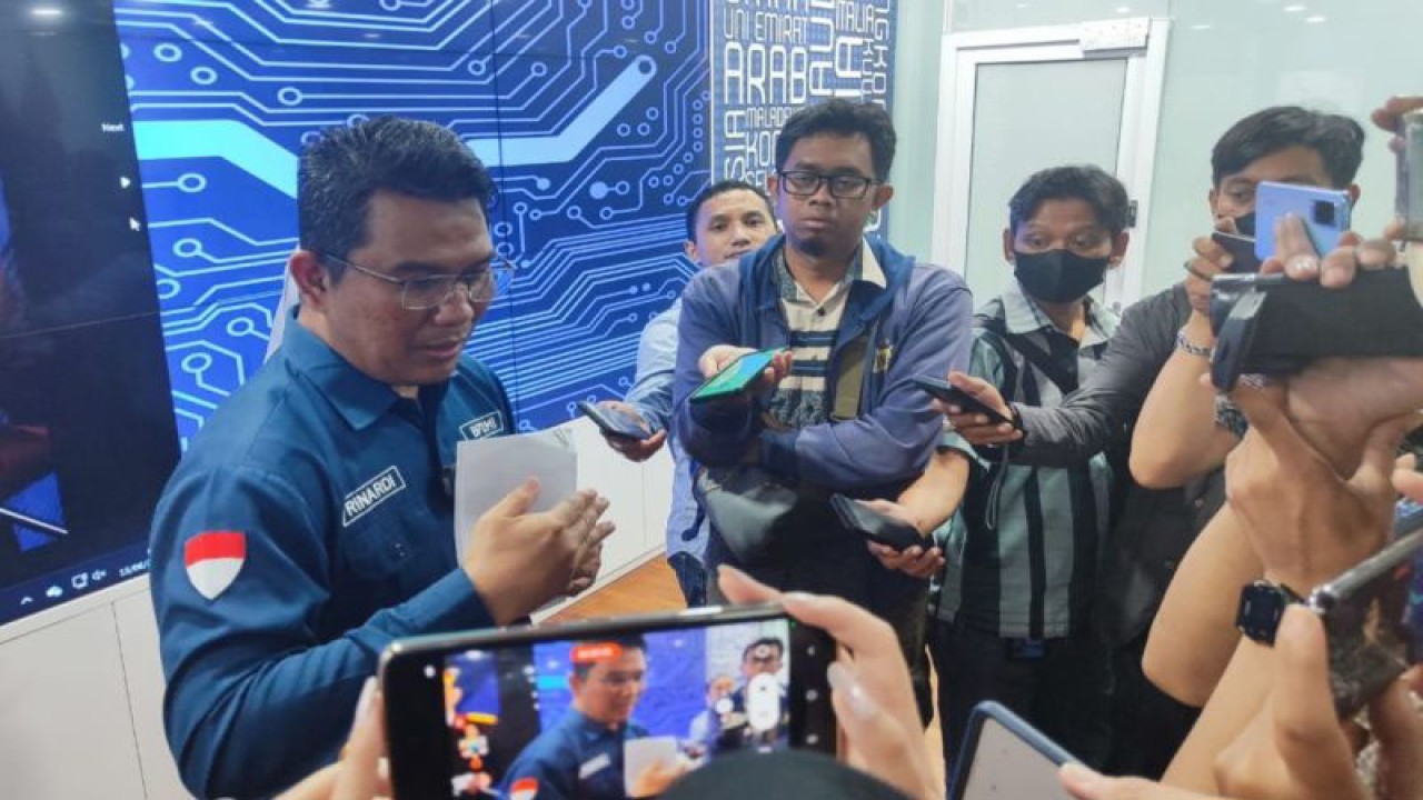 Sekretaris Utama BP2MI, Rinardi menanggapi pertanyaan sejumlah pewarta usai konferensi pers tindak pidana perdagangan orang (TPPO) di Jakarta, Kamis (15/6/2023). (ANTARA/ Zubi Mahrofi)