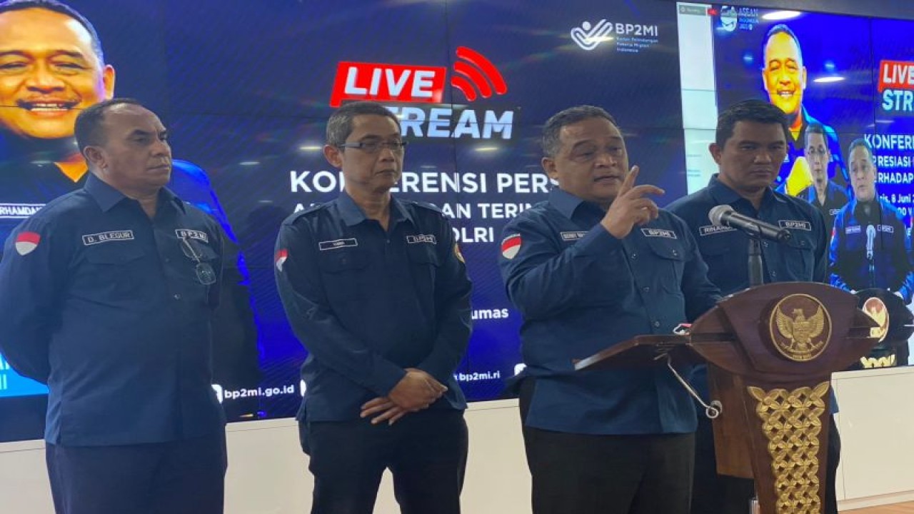 Kepala BP2MI Benny Rhamdani dalam Konferensi Pers Apresiasi Terhadap Satgas TPPO yang Dibentuk Kapolri di Jakarta, Kamis (8/6/2023). (ANTARA/Hreeloita Dharma Shanti)
