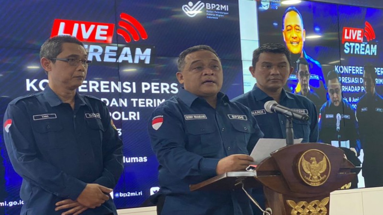 Kepala BP2MI Benny Rhamdani saat menyampaikan apresiasinya kepada pihak Polri dalam Konferensi Pers Apresiasi Terhadap Satgas TPPO yang Dibentuk Kapolri di Jakarta, Kamis (8/6/2023). (ANTARA/Hreeloita Dharma Shanti)